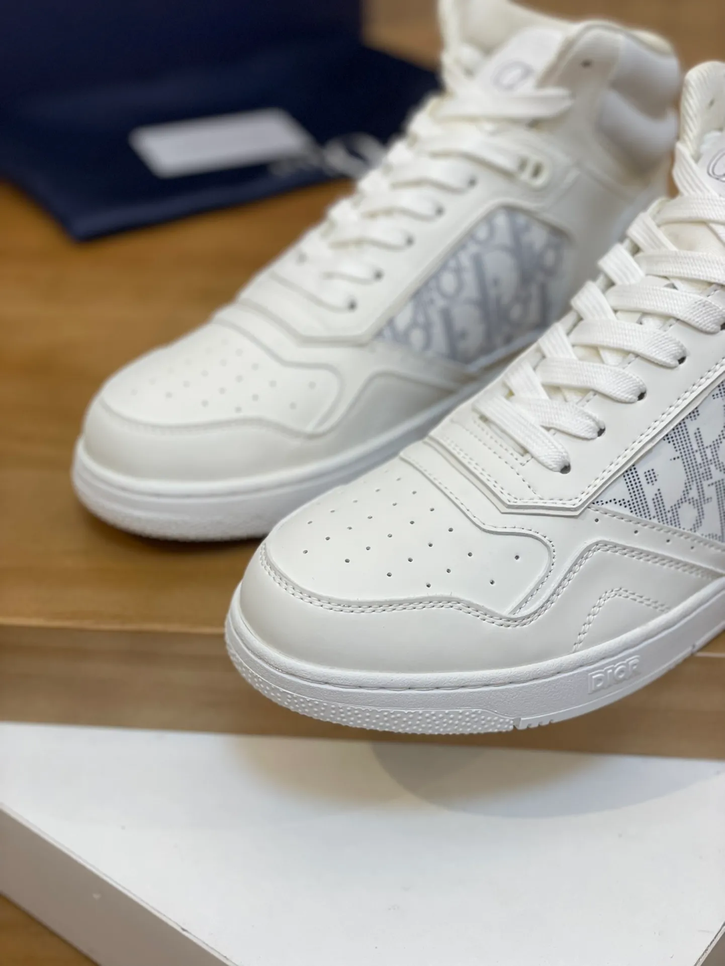 Men's shoes: 💰P460¥ Product trademark: Dior* "Dior*" high-top casual shoes Regular size: 38-44 (can be customized to 45.46) Product materials: Upper imported cowhide stitched with original fabric, breathable lining, original outsole. Number: 1006